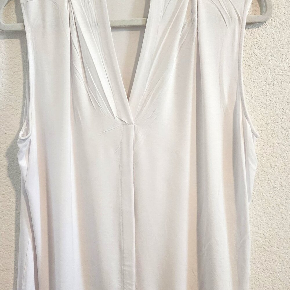 Modern Women's White sleeveless blouse SIZE XL.  Item 08222413BL